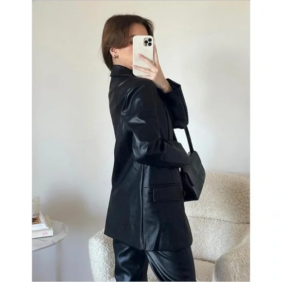 Missguided Black Soft Faux Leather Oversized Blazer - Picture 4 of 14